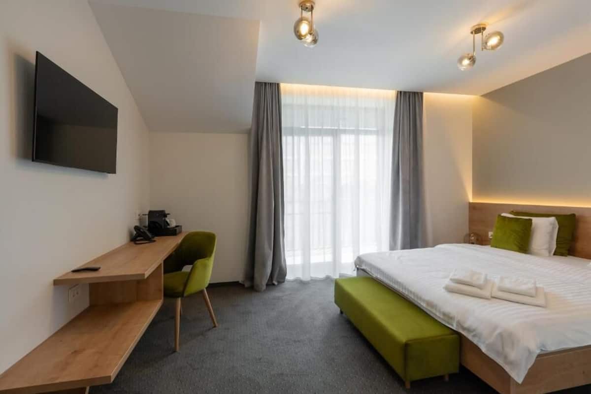 Quarto casal luxo, sacada | Cofres nos quartos, espaço de trabalho para notebook, cortinas blackout