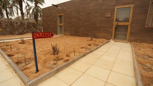 A building with a tiled entrance and a sign reading "ZARZIS1". - Ecolodge Ksar Ghilane (Douz Sud)