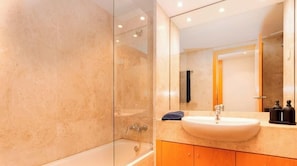 Dusche, Haartrockner, Handtücher, Shampoo