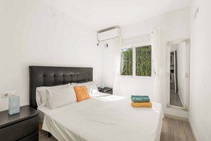 4 bedrooms, WiFi, bed sheets - Villa Esmerelda Sun - Four Bedroom Villa, Sleeps 8 (Bel-Air)