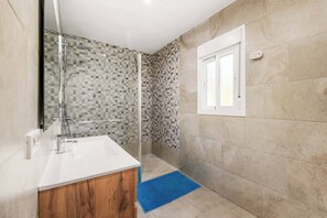 Shower, towels - Villa Esmerelda Sun - Four Bedroom Villa, Sleeps 8 (Bel-Air)
