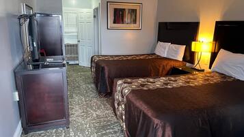 Habitación estándar, vistas al lago | Baño | Bañera y ducha independientes, toallas, jabón y champú