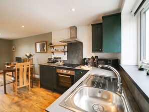 Fridge, microwave, oven, stovetop - Cosy modern barn conversion for couples in nature. For Falmouth & beaches  (Penryn)