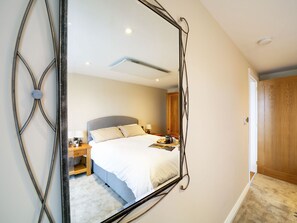 1 bedroom, iron/ironing board, travel crib, WiFi - Cosy modern barn conversion for couples in nature. For Falmouth & beaches  (Penryn)