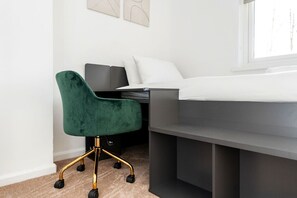 3 habitaciones, tabla de planchar con plancha, wifi y ropa de cama