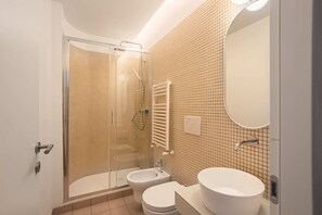 Douche, séchoir à cheveux, bidet, serviettes fournies