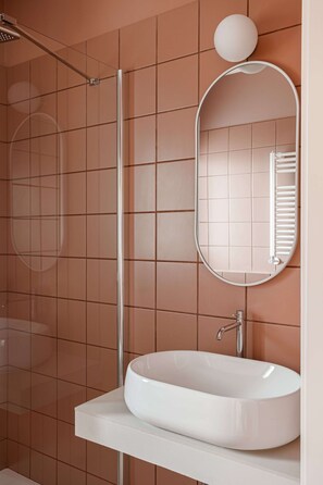 Douche, sèche-cheveux, bidet, serviettes fournies