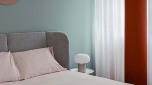 A modern bedroom with a bed, a bedside table, and a lamp. - 4BNB - Suites del Gallo Giada (Rome)
