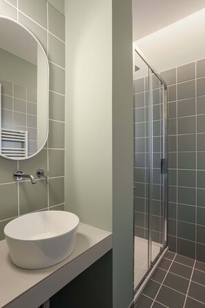 Douche, sèche-cheveux, bidet, serviettes fournies