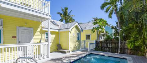 Et oppvarmet basseng