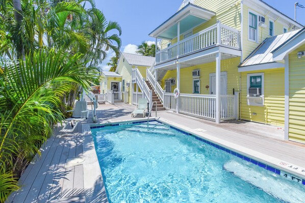 Et oppvarmet basseng