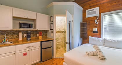 VanGogh Studio | Updated, Old Town, Heated Pool