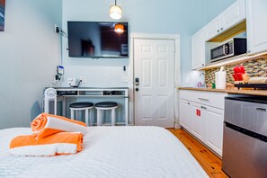 1 bedroom, WiFi - VanGogh Studio | Updated, Old Town, Heated Pool (Key West)