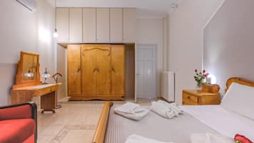 3 bedrooms, in-room safe, iron/ironing board, free WiFi