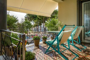 Outdoor dining - Seafalios Villa,Chania Town,no car needed, private pool (Chania)