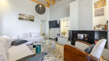 Télévision, cheminée