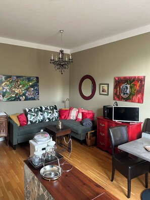 Een smart-tv, boeken en een stereo