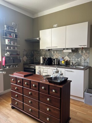 Een koelkast, een magnetron, een oven, een kookplaat