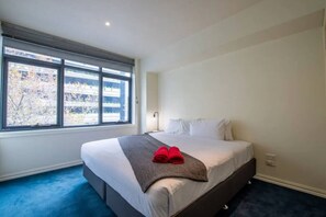 3 habitaciones, escritorio y tabla de planchar con plancha 