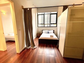 2 bedrooms, desk, iron/ironing board, travel crib - Spacious 2BR Apartment with Extra Sleeping Space (Melbourne)