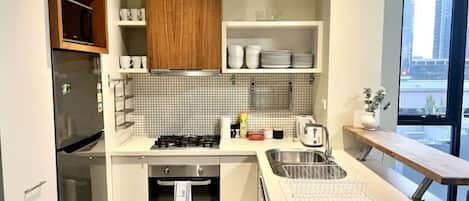 Refrigerador, microondas, horno y parrilla de estufa