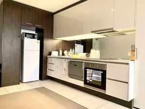 Fridge, microwave, oven, stovetop