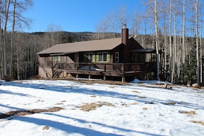 Exterior - Stunning 4-bedroom cabin in Angel Fire, close to skiing and golf
(Angel Fire)