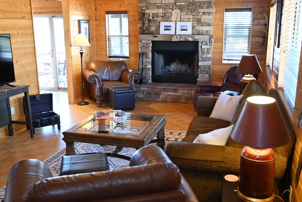 Smart TV, fireplace, video games, DVD player - Stunning 4-bedroom cabin in Angel Fire, close to skiing and golf
(Angel Fire)