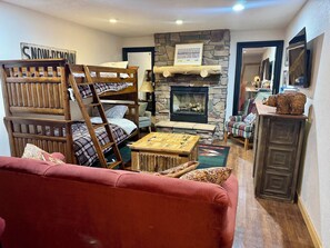 4 bedrooms, desk, iron/ironing board, travel crib - Stunning 4-bedroom cabin in Angel Fire, close to skiing and golf
(Angel Fire)