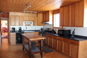 Fridge, microwave, oven, stovetop - Stunning 4-bedroom cabin in Angel Fire, close to skiing and golf
(Angel Fire)