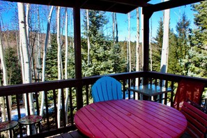 Outdoor dining - Stunning 4-bedroom cabin in Angel Fire, close to skiing and golf
 (Angel Fire)