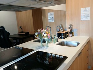 ثلاجة، ميكروويف، فرن، موقد طهي مسطح