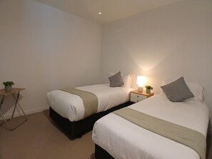 1 間睡房、書桌、熨斗/熨衫板、可攜式嬰兒床