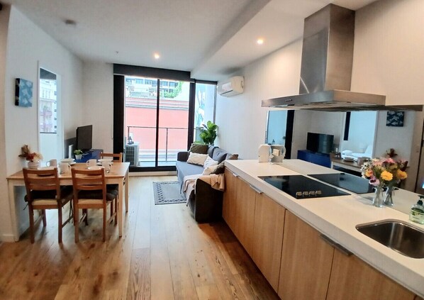 ثلاجة، ميكروويف، فرن، موقد طهي مسطح