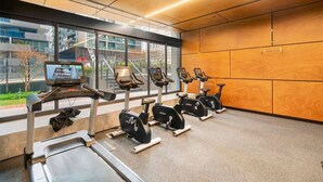 Ein Fitnessraum mit Laufbändern, Ergometer und einem Crosstrainer.