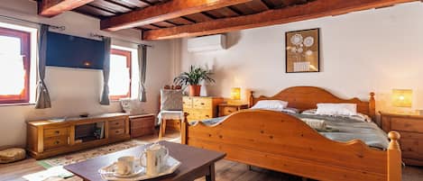 Family Townhome, Multiple Bedrooms (The Bird of Happiness-Heaven for dogs) | 2 bedrooms, laptop workspace, iron/ironing board, free WiFi