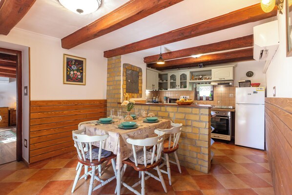 Family Townhome, Multiple Bedrooms (The Bird of Happiness-Heaven for dogs) | Dining