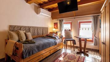 Family Townhome, Multiple Bedrooms (The Bird of Happiness-Heaven for dogs) | 2 bedrooms, laptop workspace, iron/ironing board, free WiFi