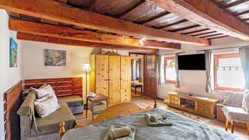 2 bedrooms, laptop workspace, iron/ironing board, free WiFi