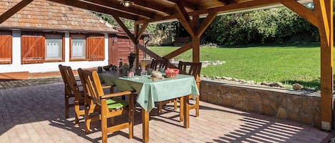 Family Townhome, Multiple Bedrooms (The Bird of Happiness-Heaven for dogs) | Outdoor dining