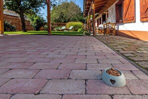 Maison mitoyenne Familiale, plusieurs chambres (The Bird of Happiness-Heaven for dogs) | Terrasse/Patio