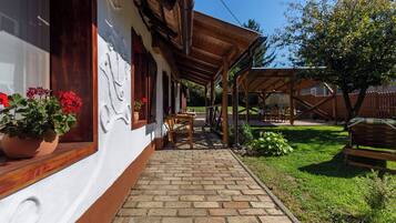 Family Townhome, Multiple Bedrooms (The Bird of Happiness-Heaven for dogs) | Terrace/patio