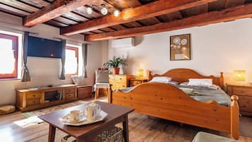 2 bedrooms, laptop workspace, iron/ironing board, free WiFi