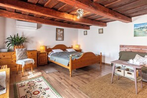 Family Townhome, Multiple Bedrooms (The Bird of Happiness-Heaven for dogs)