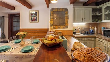 Townhouse Keluarga, beberapa kamar (The Bird of Happiness-Heaven for dogs) | Tempat makan