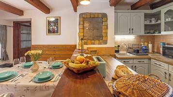 Family Townhome, Multiple Bedrooms (The Bird of Happiness-Heaven for dogs) | Dining