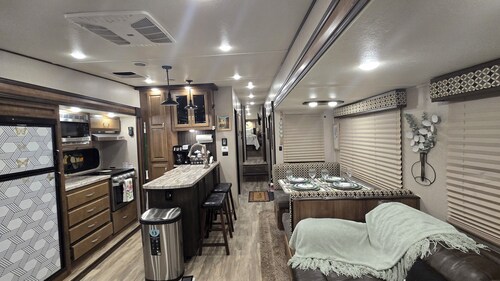 Lovely RV with outdoor pool  and Jacuzzi. 