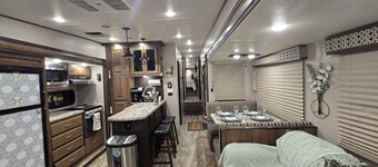 Lovely RV with outdoor pool  and Jacuzzi. 