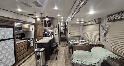 Lovely RV with outdoor pool and Jacuzzi.