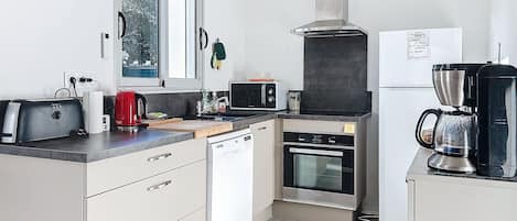 Geladeira, micro-ondas, fogão, cooktop